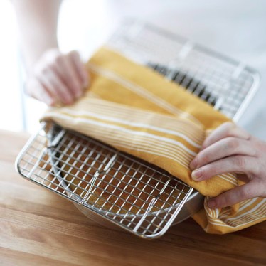 removing can from pan 
